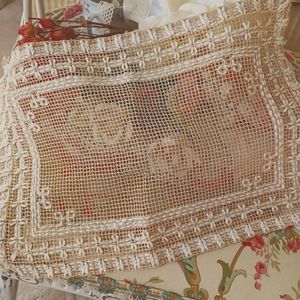 BEAUTIFUL HAND CRAFTED VINTAGE NETTED DOILY/ TABLE SCARF!